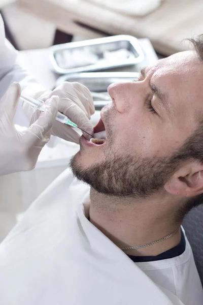 Dentista Realiza Una Inyección Con Anestesia Encía Del Paciente Cara — Foto de Stock