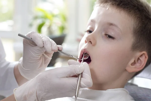 Niño Edad Escolar Durante Revisión Dental Consultorio Dental Las Manos — Foto de Stock