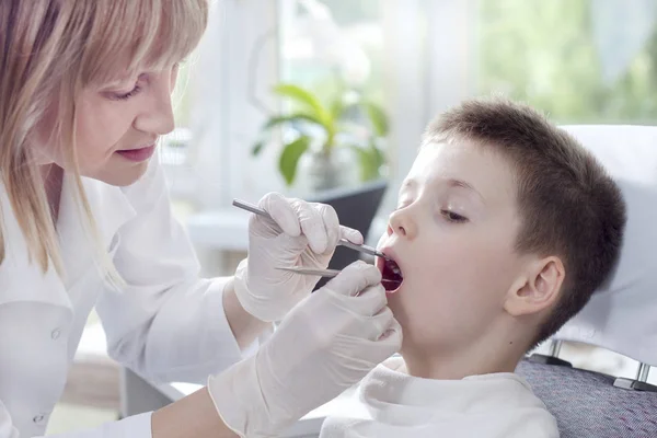 Médico Con Bata Blanca Guantes Desechables Comprueba Estado Los Dientes — Foto de Stock