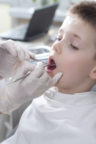 Niño Edad Escolar Durante Revisión Dental Consultorio Dental Las Manos — Foto de Stock