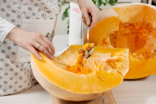 Kadının eli kesilen balkabağının ortasından çekirdekli bir çorba kaşığı seçer..