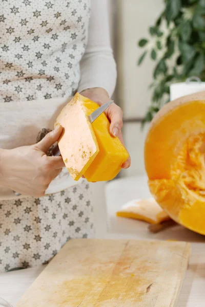 Las Manos Femeninas Sostienen Pedazo Calabaza Despegan Piel Con Cuchillo — Foto de Stock