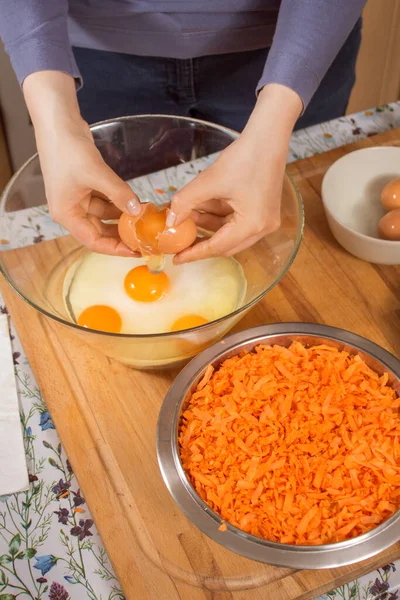 Las Manos Femeninas Rompen Huevo Separan Yema Proteína Preparación Pastel — Foto de Stock