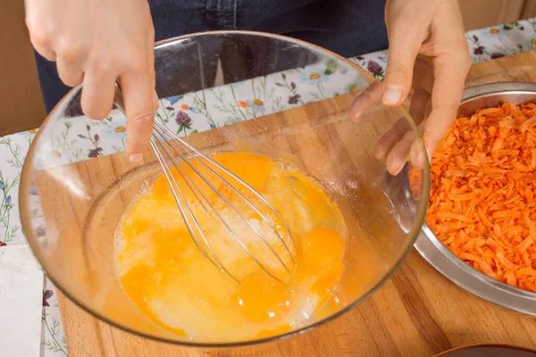 Mujer Bate Huevos Pollo Acostado Tazón Vidrio Con Batidor Cocina — Foto de Stock