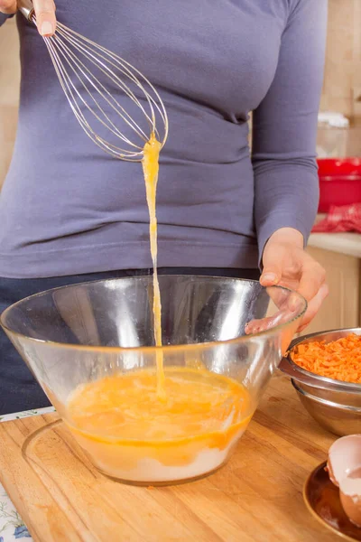 Una Masa Homogénea Huevos Pollo Batidos Encuentra Recipiente Vidrio Mujer — Foto de Stock