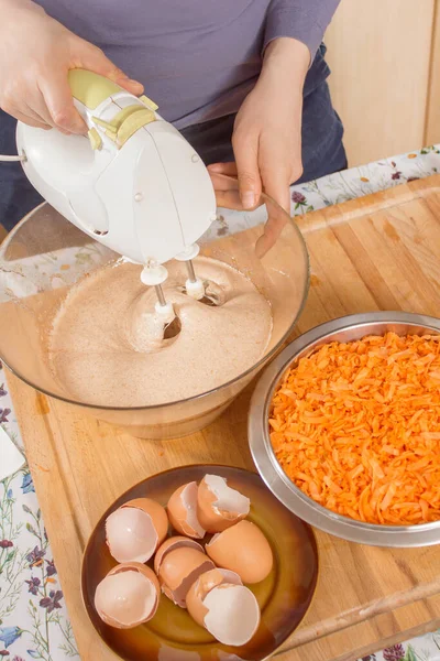 Una Mujer Está Preparando Pastel Zanahoria Mano Mujer Sostiene Batidora — Foto de Stock