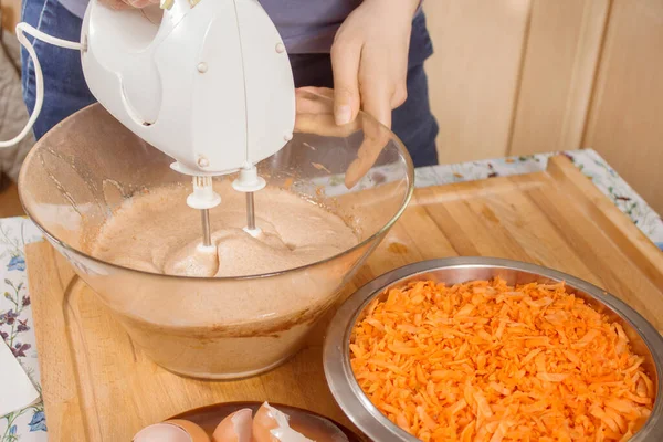 Una Mujer Está Preparando Pastel Zanahoria Mano Mujer Sostiene Batidora — Foto de Stock