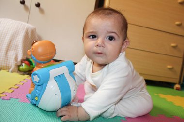 6 aylık bebek çocuk oyuncakları ile indors oynarken