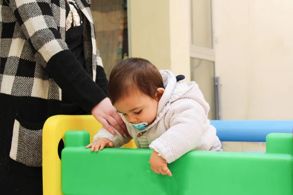 Madre Sosteniendo Bebé Niño Casa Diapositivas Plástico —  Fotos de Stock