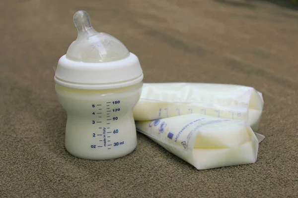 Μπιμπερό Κατατίθεται Μητρικό Γάλα Και Αποθήκευσης Τσάντες Κατεψυγμένο Μητρικό Γάλα — Φωτογραφία Αρχείου