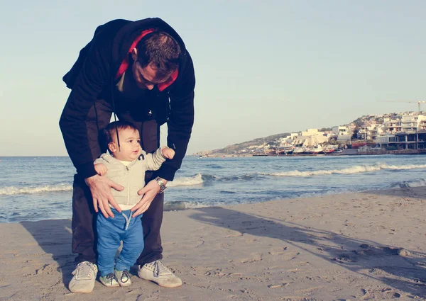 Papà Bambino Sulla Spiaggia Sabbia Autunno Faccia Diffusione Della Famiglia — Foto Stock