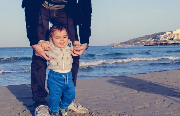 Pappa Och Baby Pojke Sandstranden Hösten Ansikte Expresion Lycklig Familj — Stockfoto