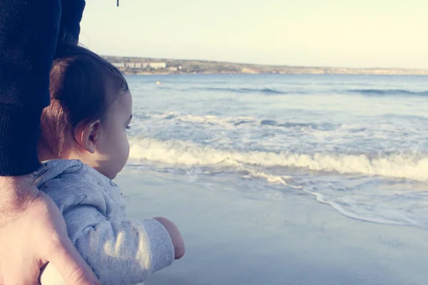 Papà Bambino Sulla Spiaggia Sabbia Autunno Faccia Diffusione Della Famiglia — Foto Stock