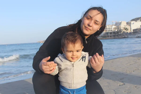 Mamma Bambino Che Giocano Sulla Sabbia Sulla Spiaggia Autunno — Foto Stock