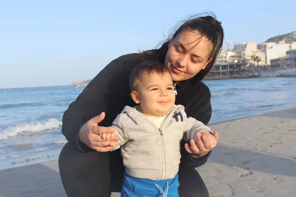 Mamma Och Baby Pojke Leker Sanden Stranden Hösten — Stockfoto