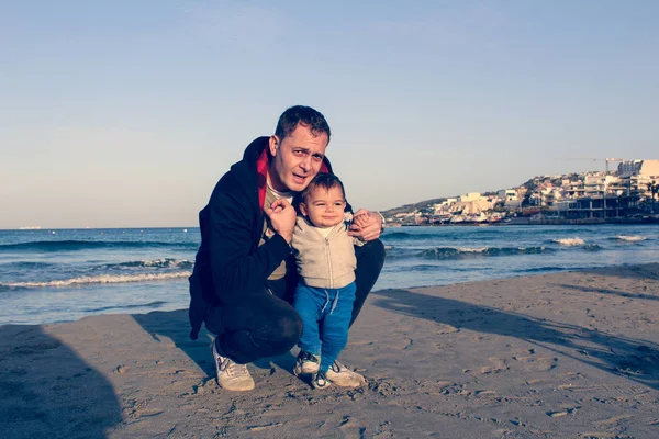 Papà Bambino Sulla Spiaggia Sabbia Autunno Faccia Diffusione Della Famiglia — Foto Stock