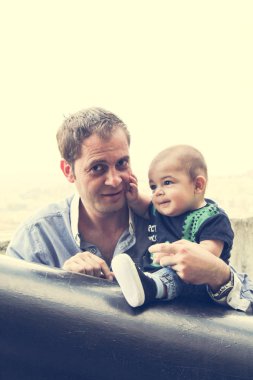 Oynama ve komik surat baba ve bebek çocuk outdours