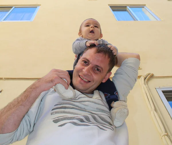 Pai Bebê Menino Outdours Jogar Fazer Caras Engraçadas — Fotografia de Stock