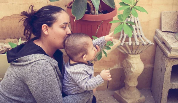 Mère Bébé Garçon Dans Jardin Jouant Avec Les Plantes Bébé — Photo