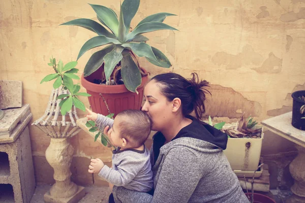 Mère Bébé Garçon Dans Jardin Jouant Avec Les Plantes Bébé — Photo