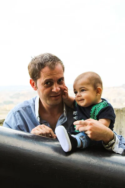 Père Bébé Garçon Dehors Jouer Faire Des Grimaces Drôles — Photo