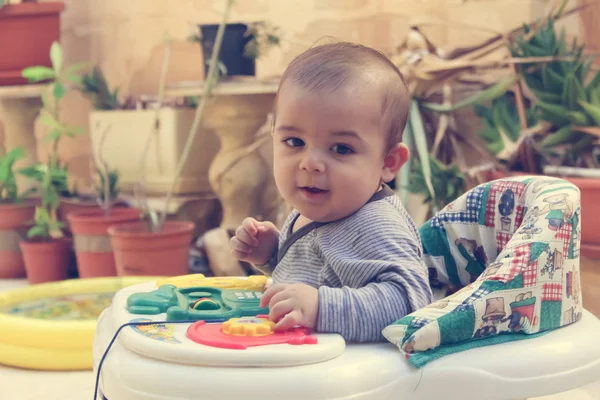 Bebé Niño Andador Jugando Con Teléfono Outdors —  Fotos de Stock