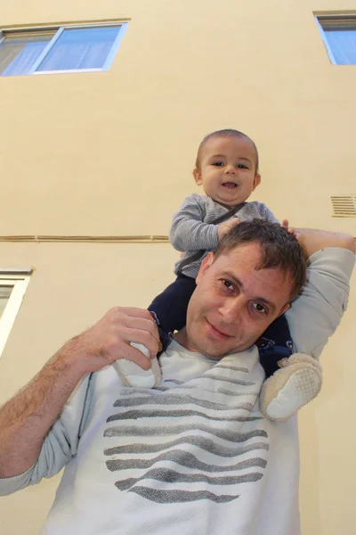 Otec Baby Boy Outdours Hrát Dělat Ksichty — Stock fotografie