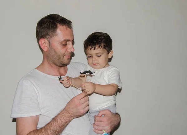 Père Fils Jouant Avec Moustache Expressions Amusantes Visage Temps Famille — Photo