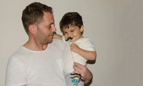 Padre Figlio Giocano Con Baffi Espressioni Facciali Divertenti Tempo Famiglia — Foto Stock