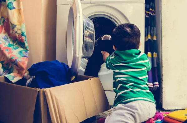 Niño Año Medio Ayudando Mamá Poniendo Ropa Lavadora — Foto de Stock