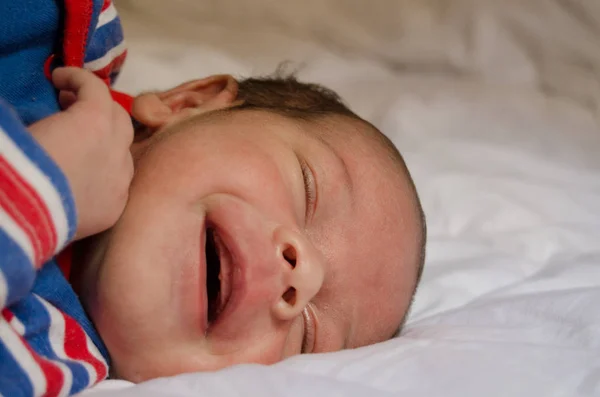 Due Settimane Vecchio Neonato Sorridere Mentre Dorme Trapunta Bianca Sorriso — Foto Stock