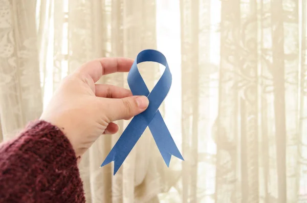 Mujer Mano Sosteniendo Cinta Azul Azul Noviembre Cáncer Próstata Conciencia — Foto de Stock