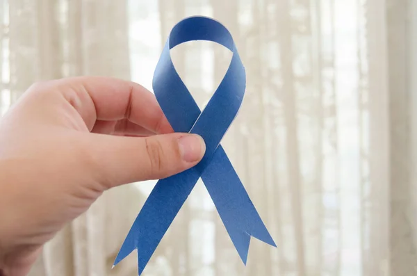 Mujer Mano Sosteniendo Cinta Azul Azul Noviembre Cáncer Próstata Conciencia — Foto de Stock
