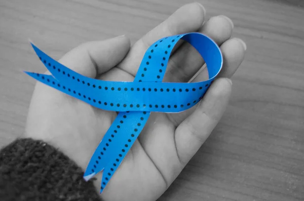 Mujer Mano Sosteniendo Cinta Azul Azul Noviembre Cáncer Próstata Conciencia — Foto de Stock