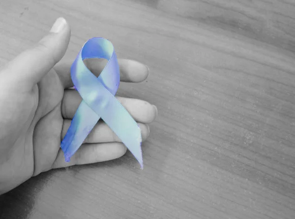 Mujer Mano Sosteniendo Cinta Azul Azul Noviembre Cáncer Próstata Conciencia — Foto de Stock