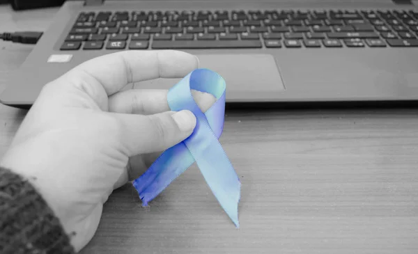 Mujer Mano Sosteniendo Cinta Azul Azul Noviembre Cáncer Próstata Conciencia — Foto de Stock