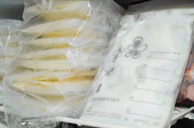 depolama torbalarda paketlenmiş ve dondurucu, emzirme kavramı donmuş expresed anne sütü