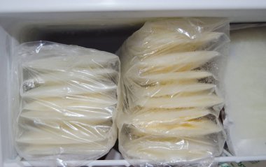 depolama torbalarda paketlenmiş ve dondurucu, emzirme kavramı donmuş expresed anne sütü