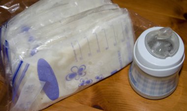 depolama çanta ve bebek şişe ile ahşap masa, emzirme kavramı üzerinde taze expresed anne sütü donmuş anne sütü