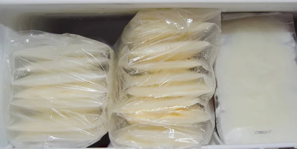 depolama torbalarda paketlenmiş ve dondurucu, emzirme kavramı donmuş expresed anne sütü