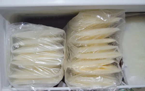 depolama torbalarda paketlenmiş ve dondurucu, emzirme kavramı donmuş expresed anne sütü