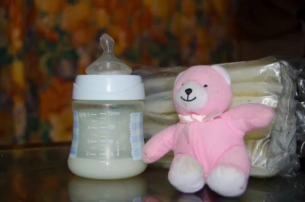 bebek şişe ile taze expresed anne sütü, anne sütü depolama çanta ve yumuşak oyuncak pembe ayıcık, emzirme kavramı içinde donmuş