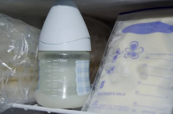 frozzen anne sütü taze expresed anne sütü, smille, emzirme kavramı ile dondurucu ve bebek şişe içinde saklanan depolama torbalarda çok