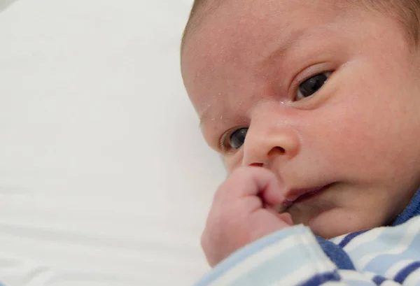 Recém Nascido Menino Duas Semanas Deitado Lençol Branco Acordado Perto — Fotografia de Stock