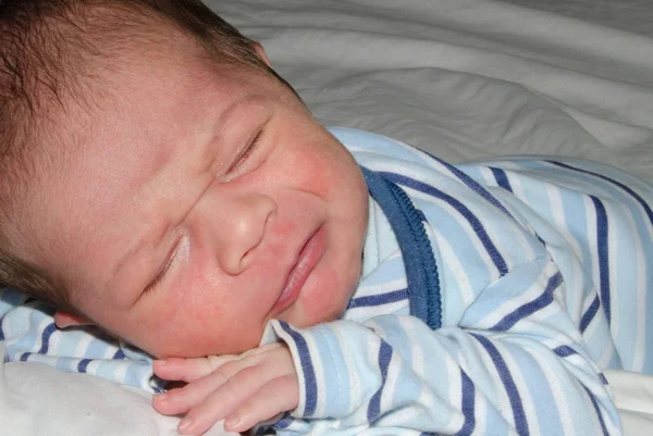 ファジィ赤ちゃん眠りに落ちるにして泣いて 悲しい顔の表現 Olmost — ストック写真