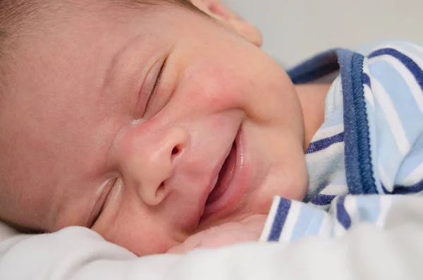 Due Settimane Vecchio Neonato Bambino Sorridente Mentre Dorme Vicino — Foto Stock