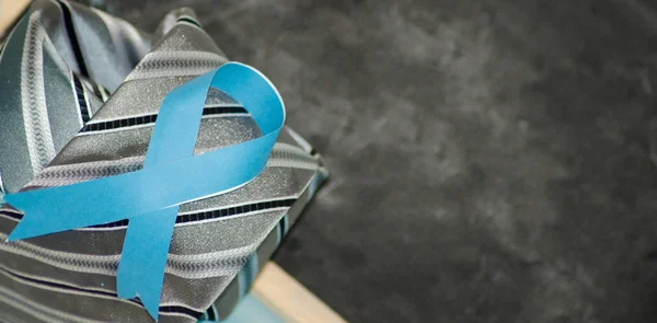 Blue ribbon ve boyun üzerinde mavi arka plan bağlamak. Kasım kavramı mavi. Prostat kanseri duyarlılığı ayı.