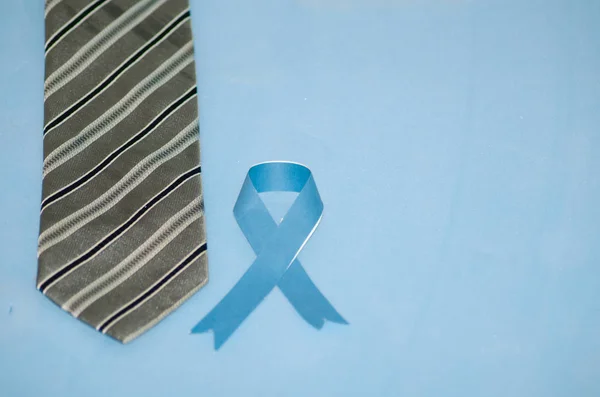 Fita Azul Gravata Pescoço Fundo Azul Conceito Novembro Azul Mês — Fotografia de Stock