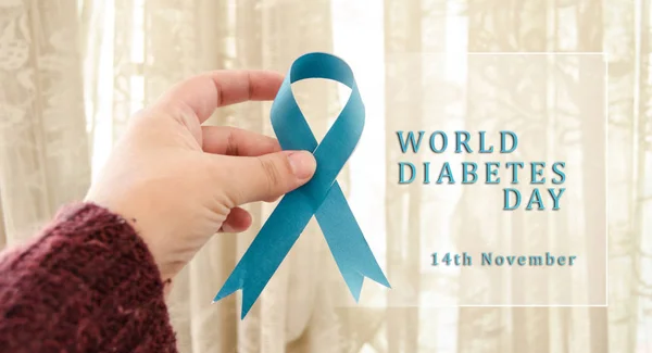 Mão Mulher Segurando Fita Azul Conceito Mundo Diabetes Dia Texto — Fotografia de Stock