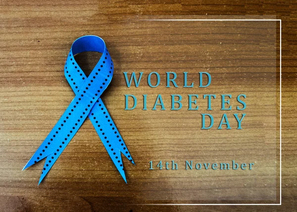 metin Dünya Diyabet günü ahşap zemin üzerine mavi şerit